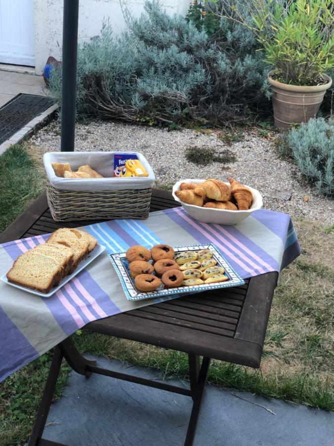 Les Glycines De Bougy Bed & Breakfast Екстериор снимка